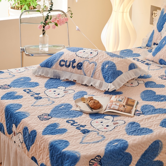 91家纺网 家纺一手货源 找家纺 2023新款高克重牛奶绒夹棉床盖三件套 爱心兔