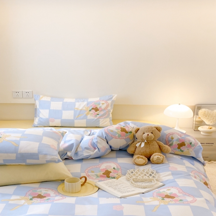 91家纺网 家纺一手货源 找家纺 昔可 2022新款全棉四件套影棚图2 蓝格爱心小熊