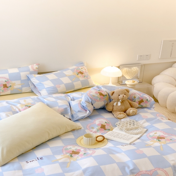 91家纺网 家纺一手货源 找家纺 昔可 2022新款全棉四件套影棚图2 蓝格爱心小熊