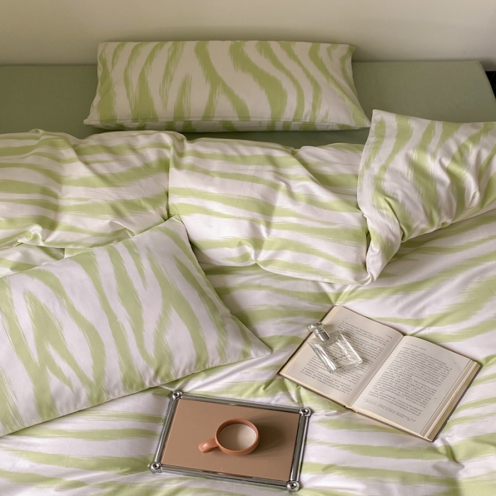 91家纺网 家纺一手货源 找家纺 昔可 2022新款全棉四件套影棚图1 奶油绿豹纹