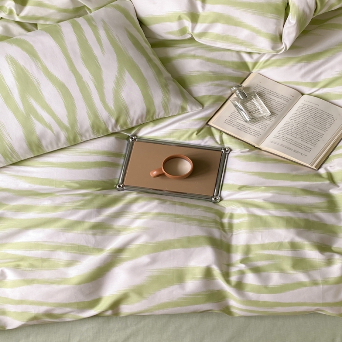 91家纺网 家纺一手货源 找家纺 昔可 2022新款全棉四件套影棚图1 奶油绿豹纹