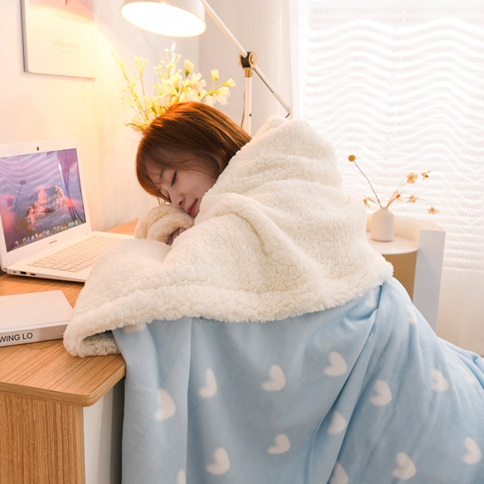 91家纺网 家纺一手货源 找家纺 蓝邻家纺 2023新款A版牛奶绒+b版羊羔绒毛毯 蓝色爱心