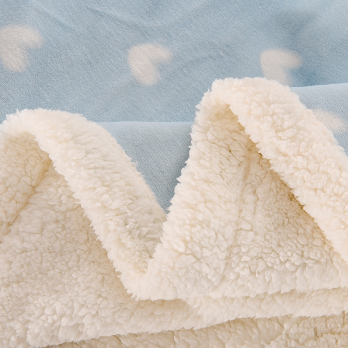 91家纺网 家纺一手货源 找家纺 蓝邻家纺 2023新款A版牛奶绒+b版羊羔绒毛毯 蓝色爱心