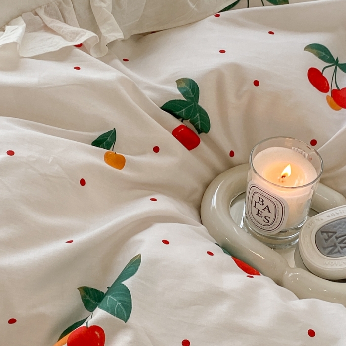 91家纺网 家纺一手货源 找家纺 昔可 2022新款爱丽丝梦游仙境系列四件套 车厘子红