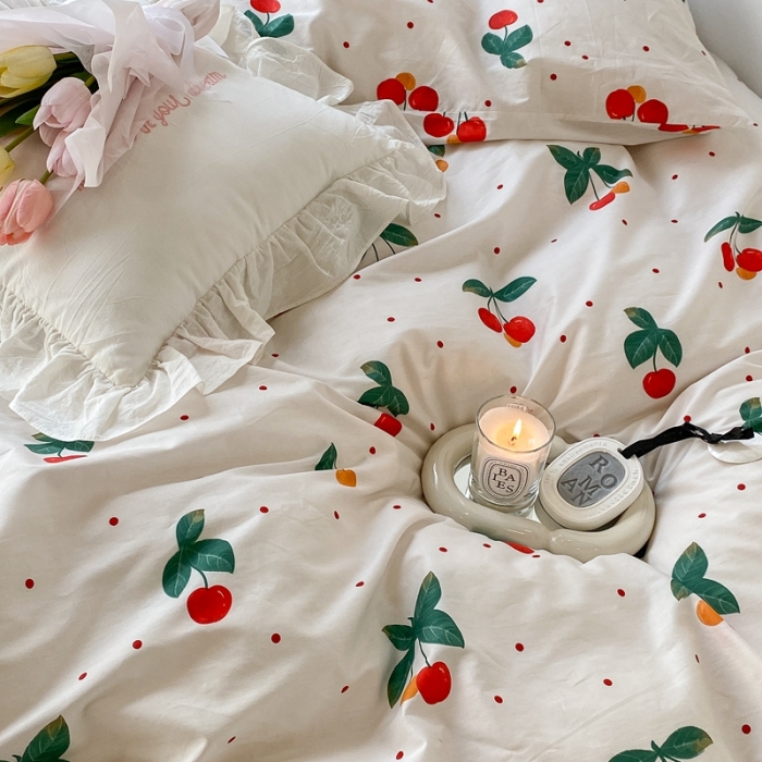 91家纺网 家纺一手货源 找家纺 昔可 2022新款爱丽丝梦游仙境系列四件套 车厘子红