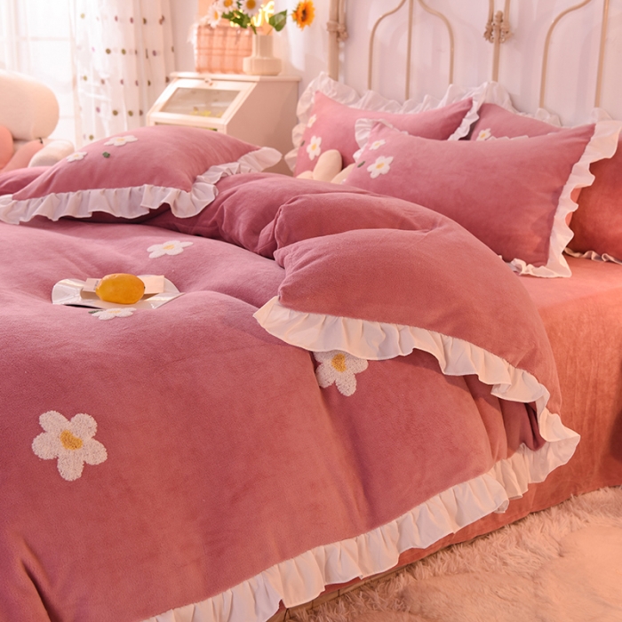 91家纺网 家纺一手货源 找家纺 2022新款可爱兔牛奶绒毛巾绣四件套 小雏菊-豆沙