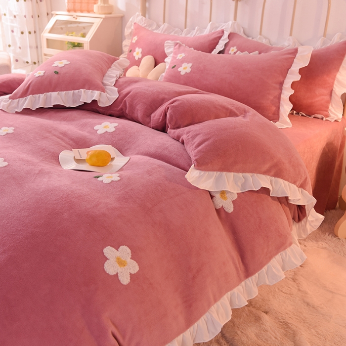 91家纺网 家纺一手货源 找家纺 2022新款可爱兔牛奶绒毛巾绣四件套 小雏菊-豆沙