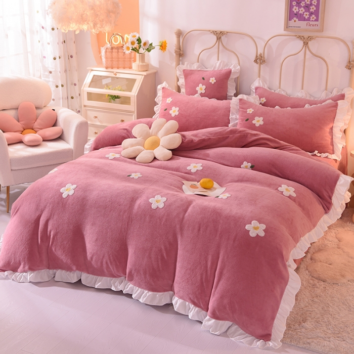 91家纺网 家纺一手货源 找家纺 2022新款可爱兔牛奶绒毛巾绣四件套 小雏菊-豆沙