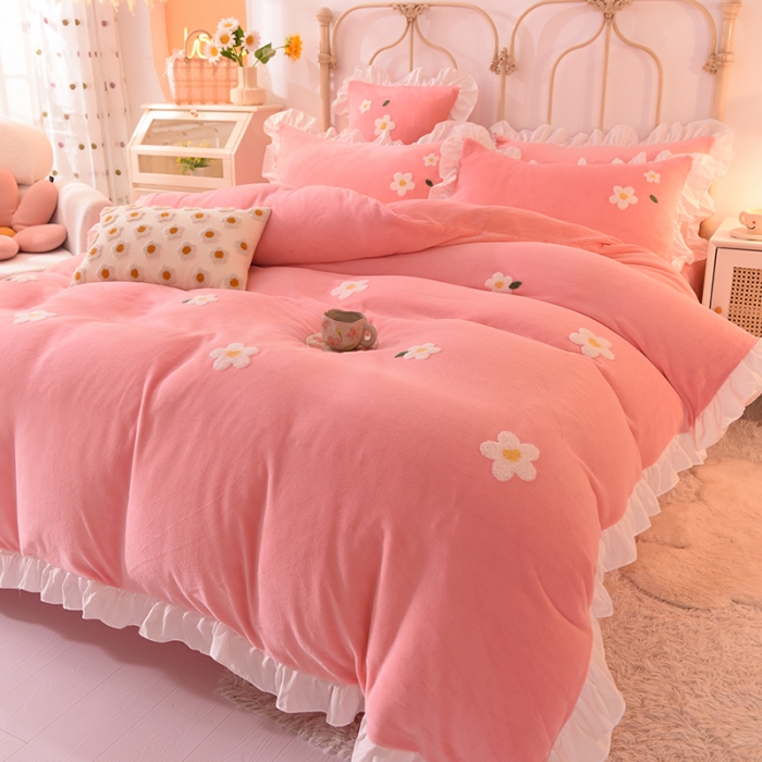 91家纺网 家纺一手货源 找家纺 2022新款可爱兔牛奶绒毛巾绣四件套 小雏菊-粉