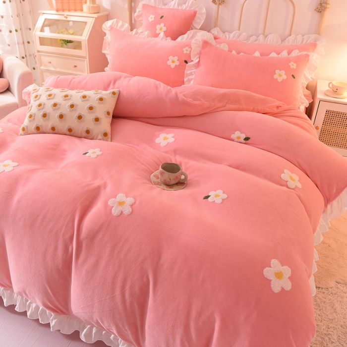 91家纺网 家纺一手货源 找家纺 2022新款可爱兔牛奶绒毛巾绣四件套 小雏菊-粉