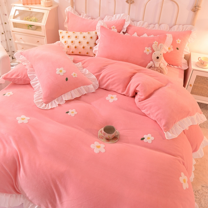 91家纺网 家纺一手货源 找家纺 2022新款可爱兔牛奶绒毛巾绣四件套 小雏菊-粉