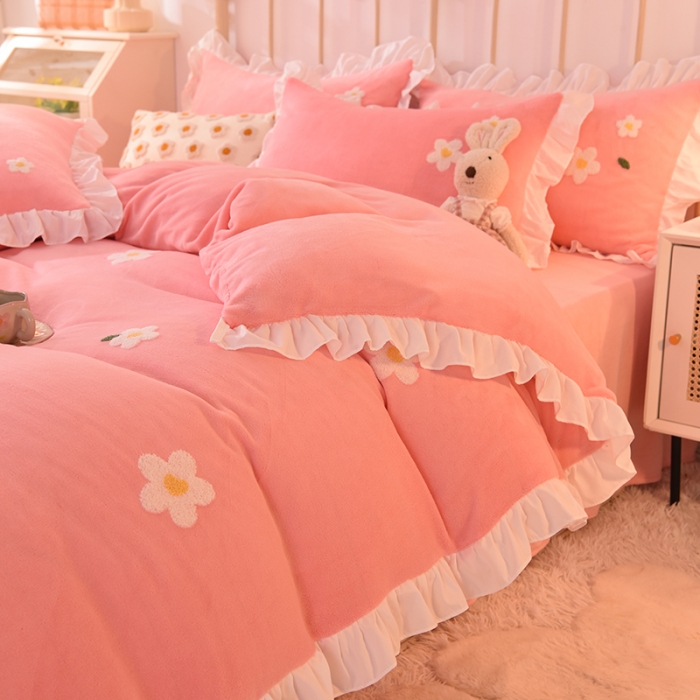 91家纺网 家纺一手货源 找家纺 2022新款可爱兔牛奶绒毛巾绣四件套 小雏菊-粉