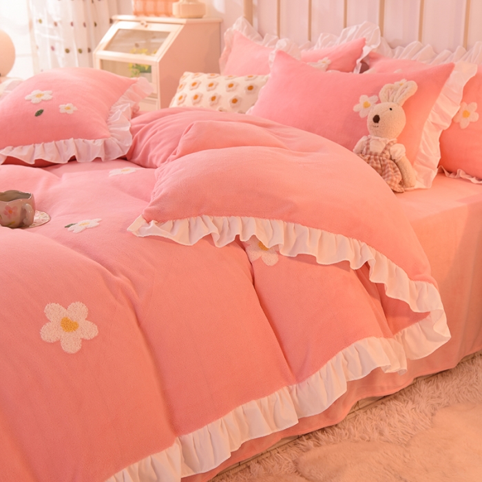 91家纺网 家纺一手货源 找家纺 2022新款可爱兔牛奶绒毛巾绣四件套 小雏菊-粉