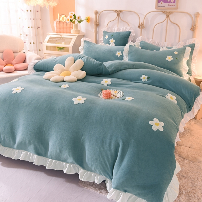 91家纺网 家纺一手货源 找家纺 2022新款可爱兔牛奶绒毛巾绣四件套 小雏菊-蓝