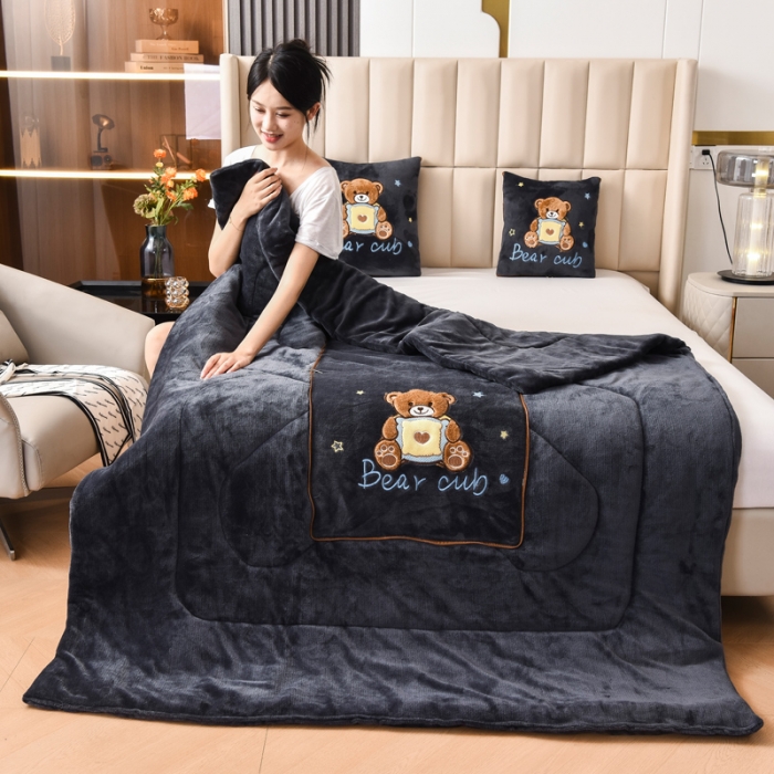 91家纺网 家纺一手货源 找家纺 （总）阳光依佰2022新款牛奶绒多功能抱枕被系列-艾尼熊