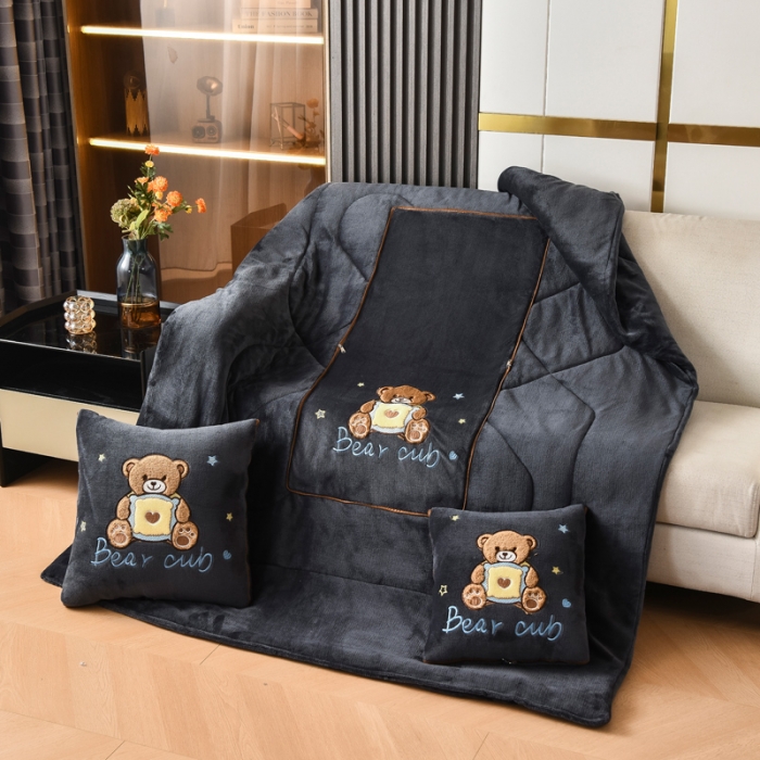 91家纺网 家纺一手货源 找家纺 （总）阳光依佰2022新款牛奶绒多功能抱枕被系列-艾尼熊