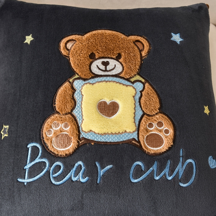 91家纺网 家纺一手货源 找家纺 （总）阳光依佰2022新款牛奶绒多功能抱枕被系列-艾尼熊