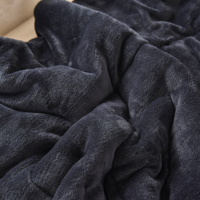 91家纺网 家纺一手货源 找家纺 （总）阳光依佰2022新款牛奶绒多功能抱枕被系列-艾尼熊