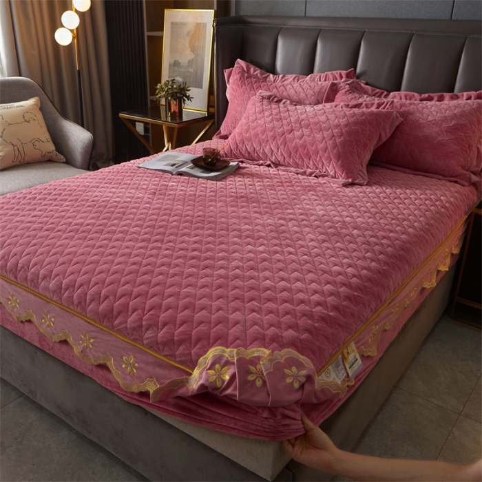 91家纺网 家纺一手货源 找家纺 恒爱 2022秋冬新款A类宝宝绒轻奢刺绣床笠 轻奢床笠豆沙红