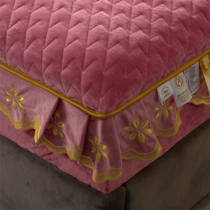 91家纺网 家纺一手货源 找家纺 恒爱 2022秋冬新款A类宝宝绒轻奢刺绣床笠 轻奢床笠豆沙红