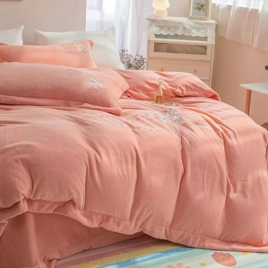 91家纺网 家纺一手货源 找家纺 绒博士新款秋冬220g法莱水晶魔法四件套-倾城之恋 粉色