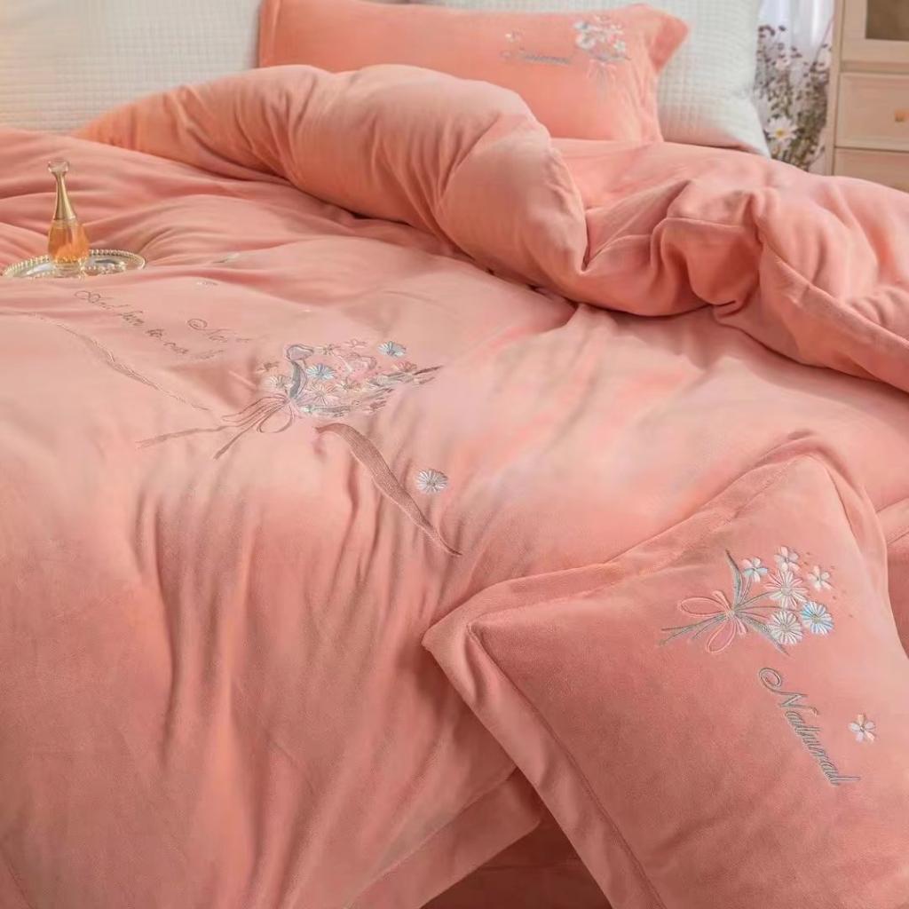 91家纺网 家纺一手货源 找家纺 绒博士新款秋冬220g法莱水晶魔法四件套-倾城之恋 粉色