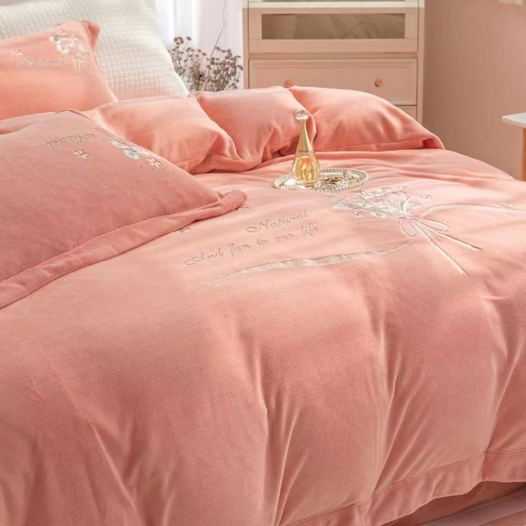 91家纺网 家纺一手货源 找家纺 绒博士新款秋冬220g法莱水晶魔法四件套-倾城之恋 粉色