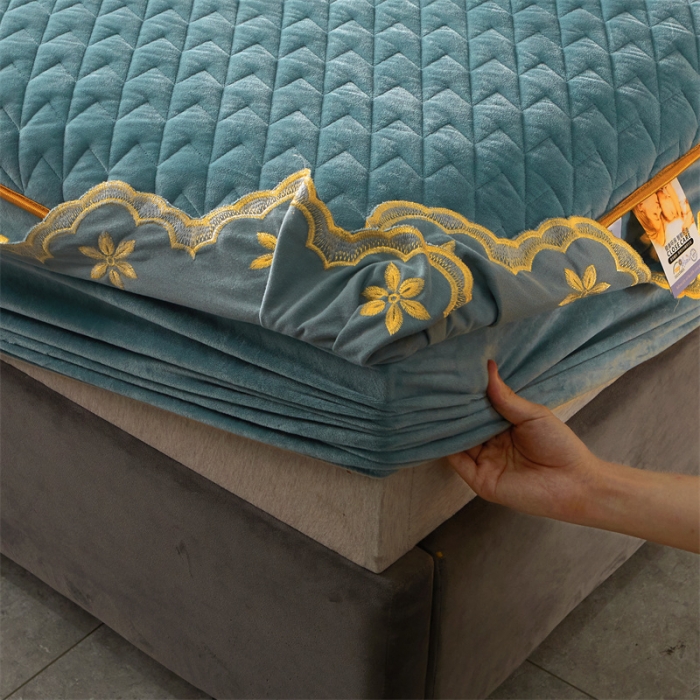 91家纺网 家纺一手货源 找家纺 恒爱 2022秋冬新款A类宝宝绒轻奢刺绣床笠 轻奢床笠浅灰蓝