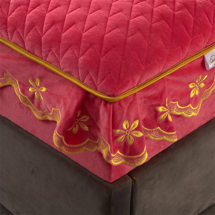91家纺网 家纺一手货源 找家纺 恒爱 2022秋冬新款A类宝宝绒轻奢刺绣床笠 轻奢床笠砖红
