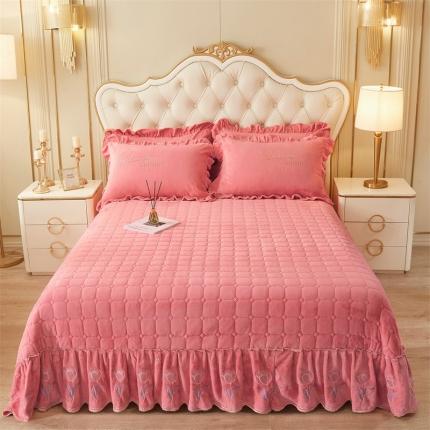 91家纺网 家纺一手货源 找家纺 （总）恒爱2022秋冬新款A类牛奶绒羽毛刺绣夹棉床盖款三件套