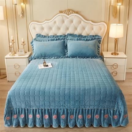 91家纺网 家纺一手货源 找家纺 恒爱 2022秋冬新款A类牛奶绒羽毛刺绣夹棉床盖款三件套 水光兰