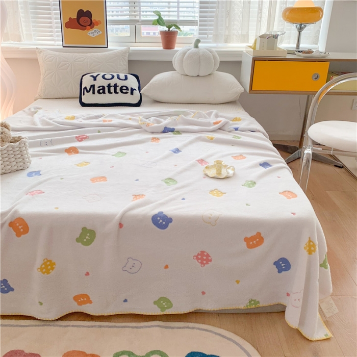 91家纺网 家纺一手货源 找家纺 蜜柚 2024新款立体锁边云朵绒印花毛毯四季毯 抱抱熊