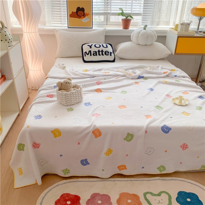 91家纺网 家纺一手货源 找家纺 蜜柚 2024新款立体锁边云朵绒印花毛毯四季毯 抱抱熊