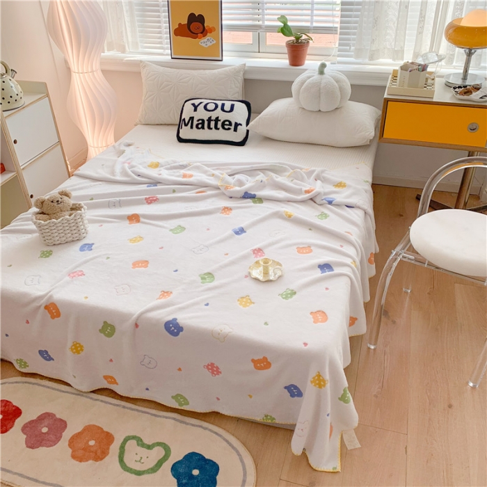 91家纺网 家纺一手货源 找家纺 蜜柚 2024新款立体锁边云朵绒印花毛毯四季毯 抱抱熊