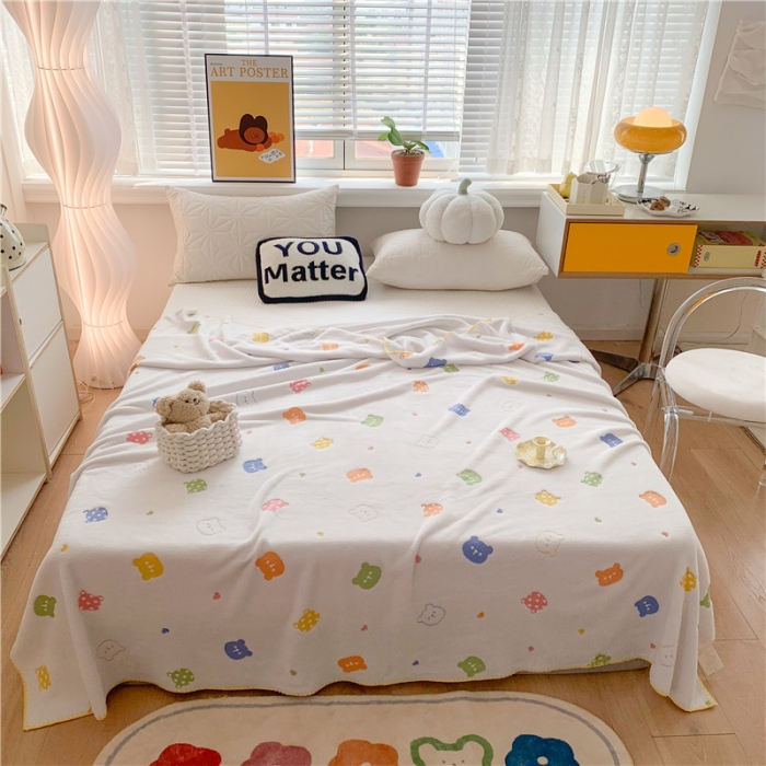 91家纺网 家纺一手货源 找家纺 蜜柚 2024新款立体锁边云朵绒印花毛毯四季毯 抱抱熊