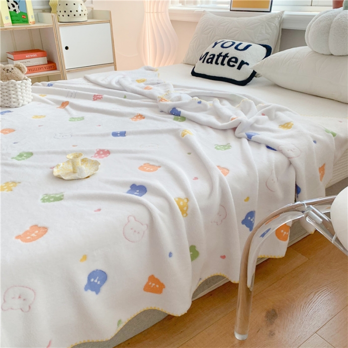 91家纺网 家纺一手货源 找家纺 蜜柚 2024新款立体锁边云朵绒印花毛毯四季毯 抱抱熊