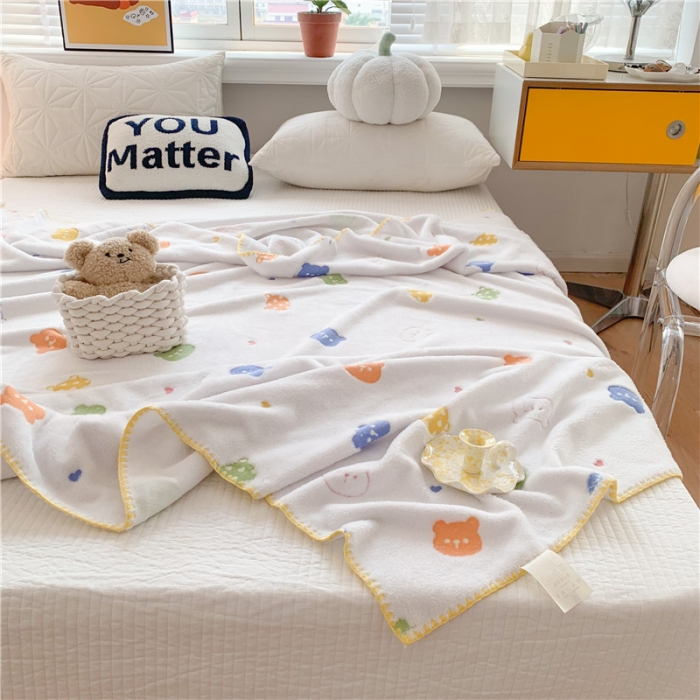 91家纺网 家纺一手货源 找家纺 蜜柚 2024新款立体锁边云朵绒印花毛毯四季毯 抱抱熊