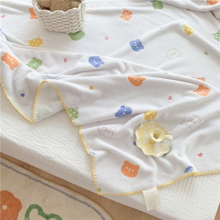 91家纺网 家纺一手货源 找家纺 蜜柚 2024新款立体锁边云朵绒印花毛毯四季毯 抱抱熊