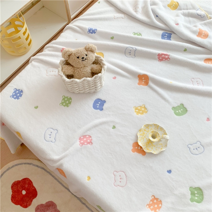 91家纺网 家纺一手货源 找家纺 蜜柚 2024新款立体锁边云朵绒印花毛毯四季毯 抱抱熊