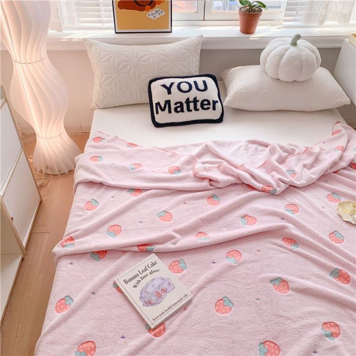 91家纺网 家纺一手货源 找家纺 蜜柚 2024新款立体锁边云朵绒印花毛毯四季毯 粉草莓