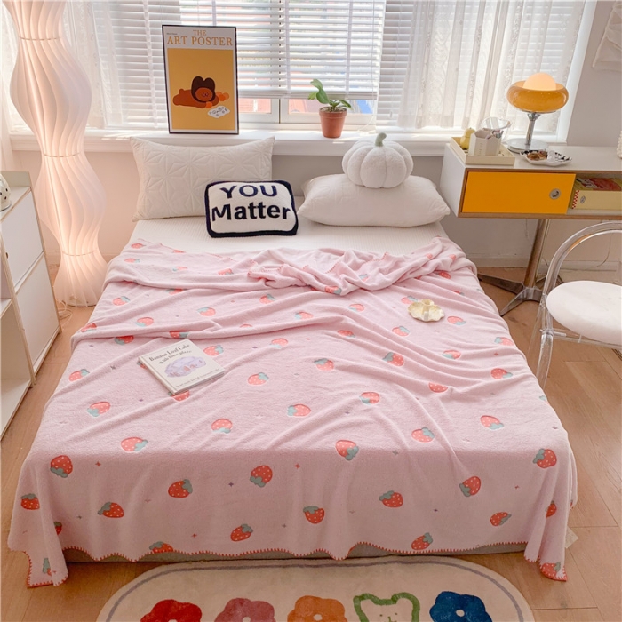 91家纺网 家纺一手货源 找家纺 蜜柚 2024新款立体锁边云朵绒印花毛毯四季毯 粉草莓