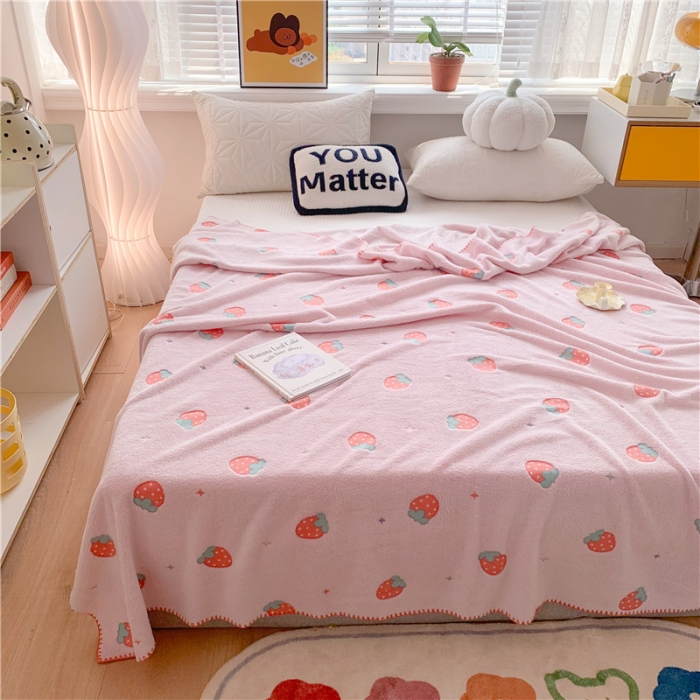 91家纺网 家纺一手货源 找家纺 蜜柚 2024新款立体锁边云朵绒印花毛毯四季毯 粉草莓