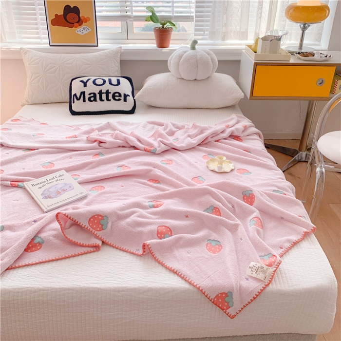 91家纺网 家纺一手货源 找家纺 蜜柚 2024新款立体锁边云朵绒印花毛毯四季毯 粉草莓