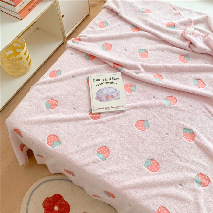 91家纺网 家纺一手货源 找家纺 蜜柚 2024新款立体锁边云朵绒印花毛毯四季毯 粉草莓