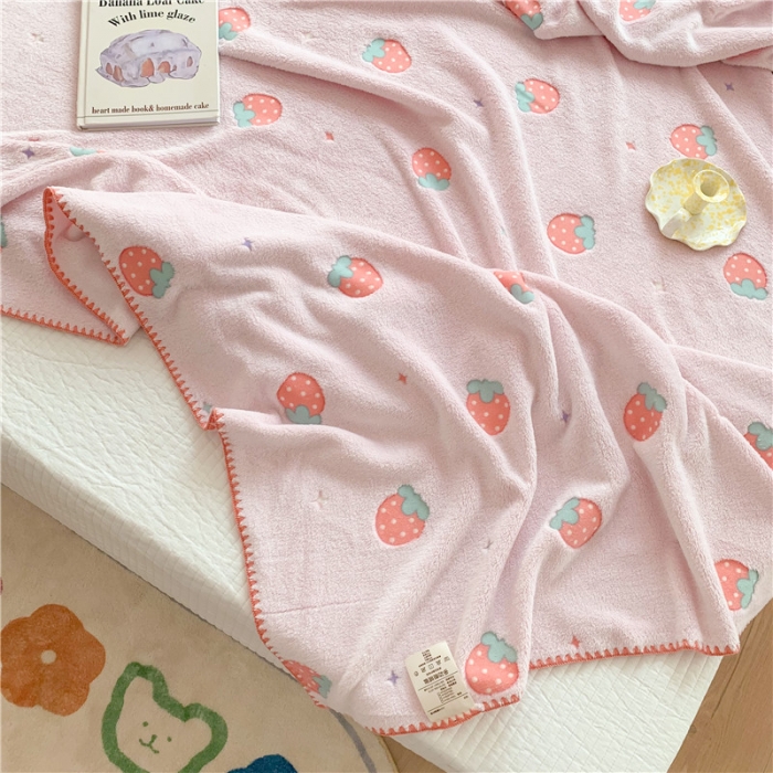 91家纺网 家纺一手货源 找家纺 蜜柚 2024新款立体锁边云朵绒印花毛毯四季毯 粉草莓