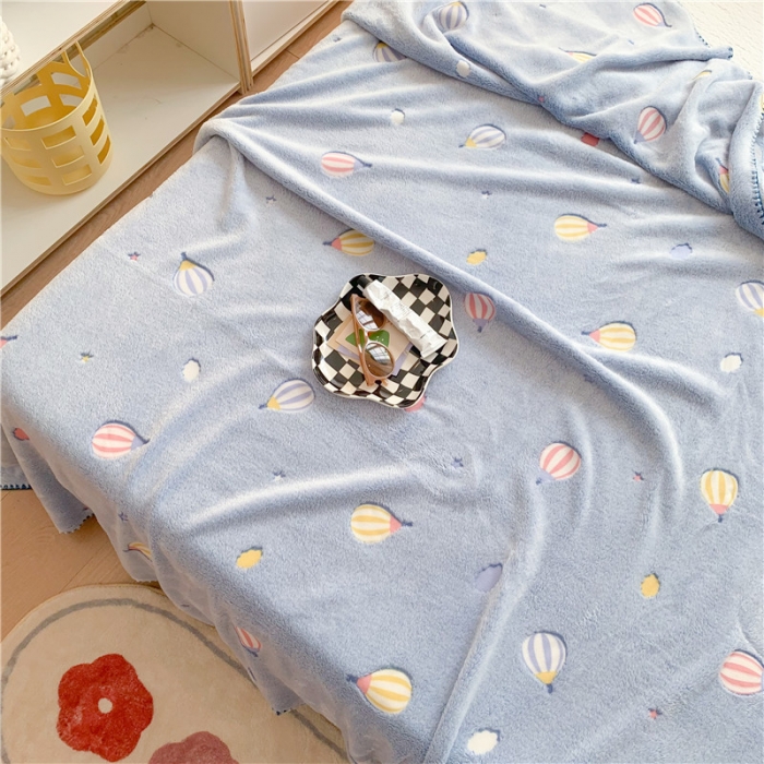 91家纺网 家纺一手货源 找家纺 蜜柚 2024新款立体锁边云朵绒印花毛毯四季毯 蓝气球