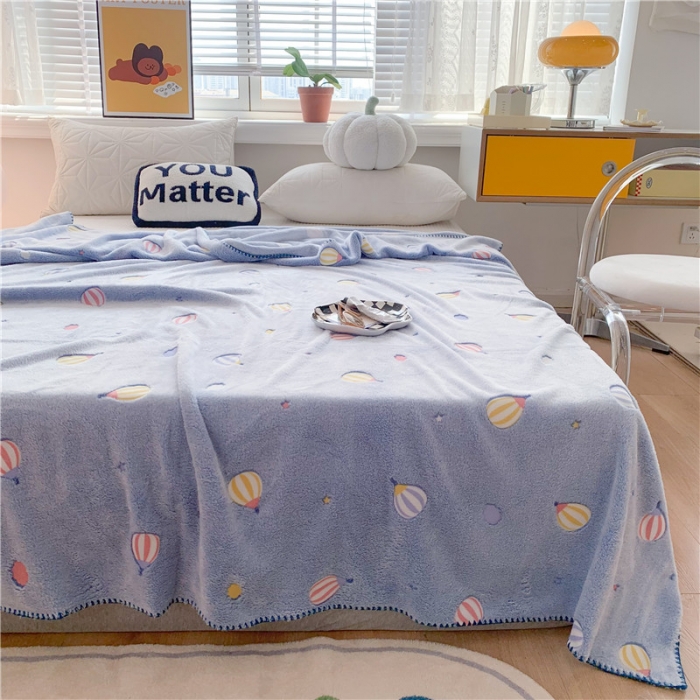 91家纺网 家纺一手货源 找家纺 蜜柚 2024新款立体锁边云朵绒印花毛毯四季毯 蓝气球