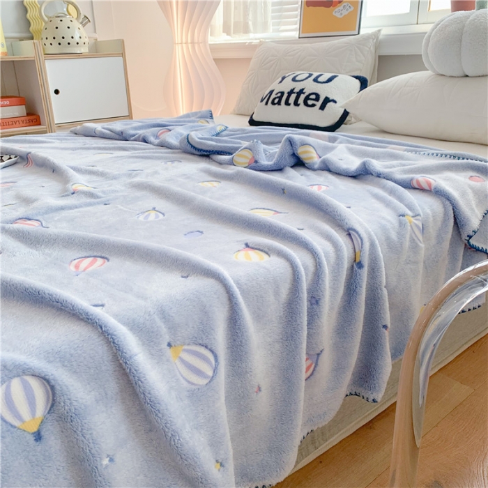 91家纺网 家纺一手货源 找家纺 蜜柚 2024新款立体锁边云朵绒印花毛毯四季毯 蓝气球