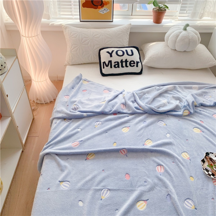 91家纺网 家纺一手货源 找家纺 蜜柚 2024新款立体锁边云朵绒印花毛毯四季毯 蓝气球