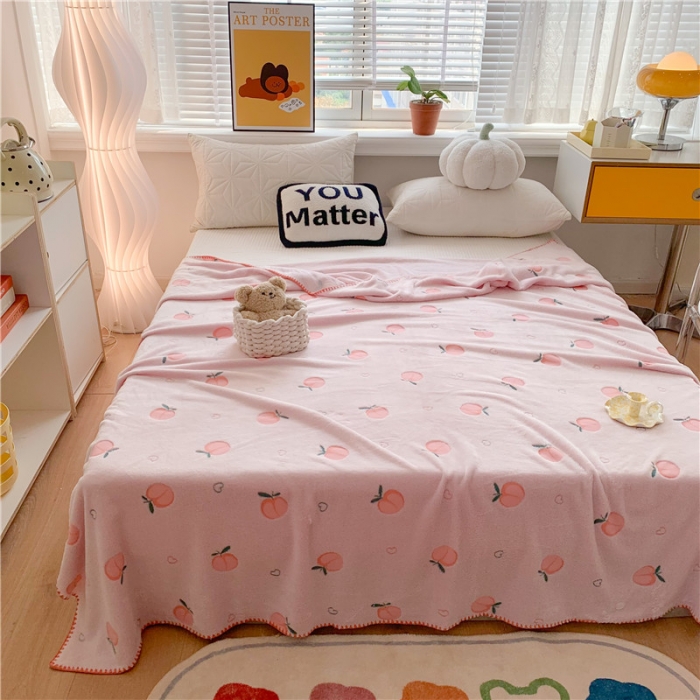 91家纺网 家纺一手货源 找家纺 蜜柚 2024新款立体锁边云朵绒印花毛毯四季毯 桃气满满